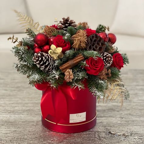 Christmas Ornament Floral Arrangement, Christmas Floral Box Arrangements, Christmas Flowers Decorations, Floral Christmas Arrangements Ideas, Floral Arrangements For Christmas, Christmas Flower Table Arrangements, Christmas Box Ideas Decoration, Christmas Flower Box Ideas, Christmas Flower Aesthetic