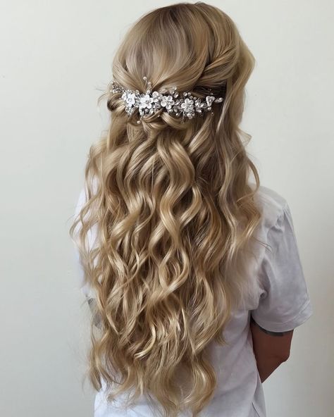 Monica Cottereau | BRIDAL HAIRSTYLES | One of my absolute favorite styles for my Brides 🫶🏼 I will always love hair accessories on a Wedding day! My last entry for the... | Instagram Prom Hair Tutorials, Easy Prom Hair, Lob Bob Hairstyles, Half Up Curly Hair, Romantic Updos, Hairstyles With Curls, Bridesmaid Hair Inspo, Prom Hair Tutorial, Beautiful Wedding Hair