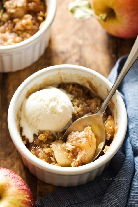 Apple Crisp Individual Recipe, Apple Crisp For 2 People, Small Batch Pear Crisp, Easy Two Person Desserts, Personal Apple Crumble, Small Apple Crisp Recipe, Small Apple Crisp, Apple Crisp For 2, Small Batch Apple Crisp