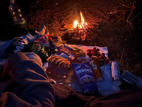 #campfire #night #datenight #munch #woods #picnic #food #pizza #strawberries Campfire Date Night, Campfire Date Night Ideas, Campfire Date, Picnic At Night, Campfire Night, Night Picnic, Food Pizza, Picnic Date, Picnic Food