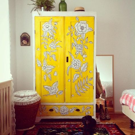 Vibrant yellow wardrobe with large white flowers outlined in black. Painted Wardrobe, Diy Wardrobe, Flower Outline, Design Sponge, Wardrobe Design, Yellow Painting, Perfect Wardrobe, Built In Wardrobe, Shaker Style