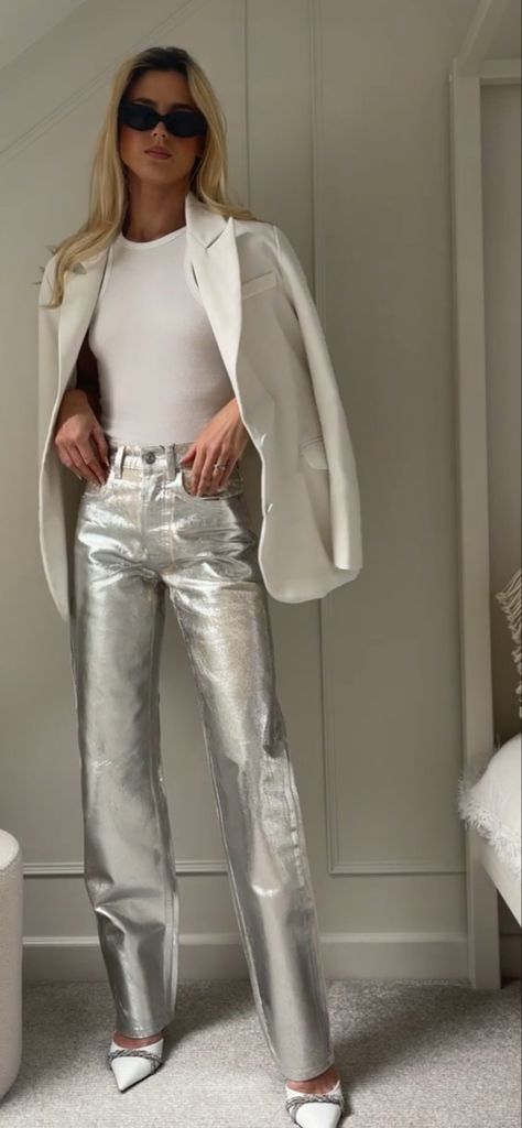 Metallic Jeans Zara, Metallic Fall Outfit, Zara Metallic Jeans Outfit, Metallic Trousers Street Style, Metallic Look Fashion, How To Wear Metallic Pants, Metallic Green Pants, Silver Metallic Jeans, Outfits With Metallic Pants