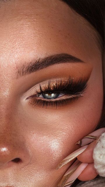 Fall Picture Makeup Ideas, Bronze Smokey Makeup, Autumn Inspired Makeup, Fall Makeup Brown Eyes, Fall Photoshoot Makeup, Thanksgiving Make Up, Pumpkin Patch Makeup, Makeup Otoño, Makeup Looks Fall