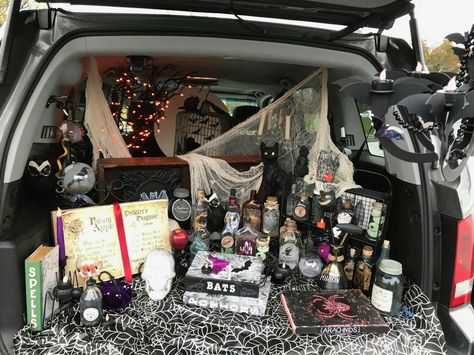 Witch's Workshop Trunk or Treat. Homemade Spell Books, Apothecary Jars and Globes. Overall Creep Factor was High. Halloween Car Decorations, Trunker Treat Ideas, Pumpkin Song, Samhain Halloween, Spell Books, Witch Diy, October Halloween, Trunk Or Treat, Halloween Deco