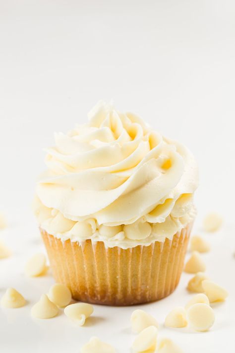 White Chocolate Buttercream Frosting, White Chocolate Muffins, Cupcake Project, White Chocolate Cupcakes, White Chocolate Frosting, Chocolate Chip Cupcakes, White Chocolate Buttercream, Cupcake Mix, White Chocolate Macadamia