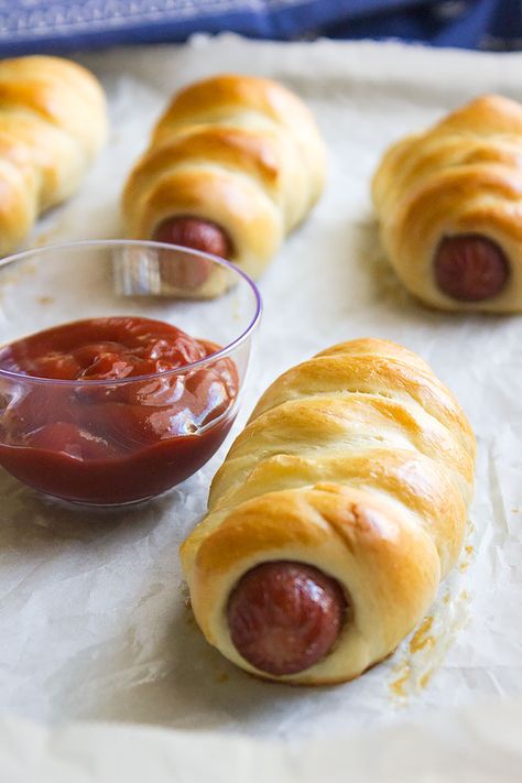 soft fluffy hot dog rolls 2 Homemade Hot Dogs, Hot Dog Rolls, Dog Bread, Baking Fun, Hot Dog Recipes, Bun Recipe, Sausage Rolls, Dog Recipes, Dough Recipe