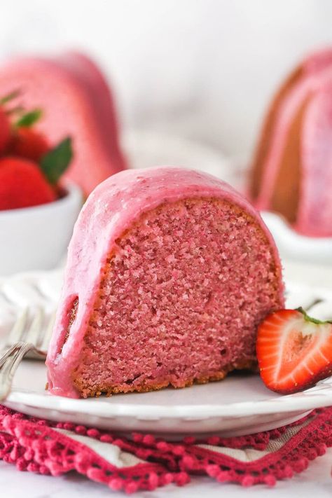 Your search for the perfect summertime dessert is over. This dense, moist strawberry pound cake is loaded fresh strawberry flavor and topped with a delicious strawberry icing. Time to start baking. Recipe For Strawberry Shortcake, Strawberry Bundt Cake, Life Love And Sugar, Strawberry Icing, Strawberry Pound Cake, Strawberry Cake Recipes, Pound Cake With Strawberries, Pound Cake Recipe, Strawberry Flavor