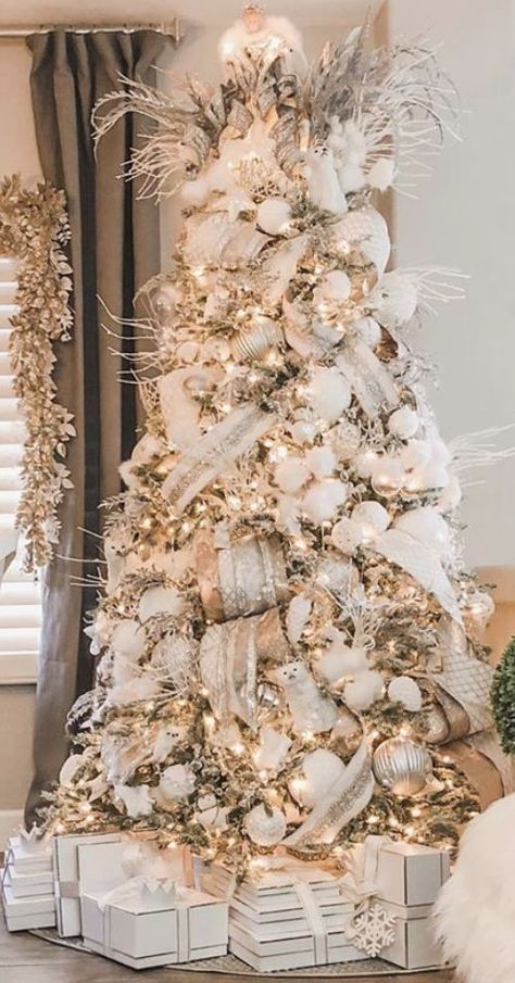 Natal Natural, Glam Christmas Tree, Elegant Christmas Tree Decorations, Christmas Tree Inspo, Glam Christmas Decor, Christmas Tree Decorating Themes, Glam Christmas, Elegant Christmas Trees, Christmas Decor Inspiration