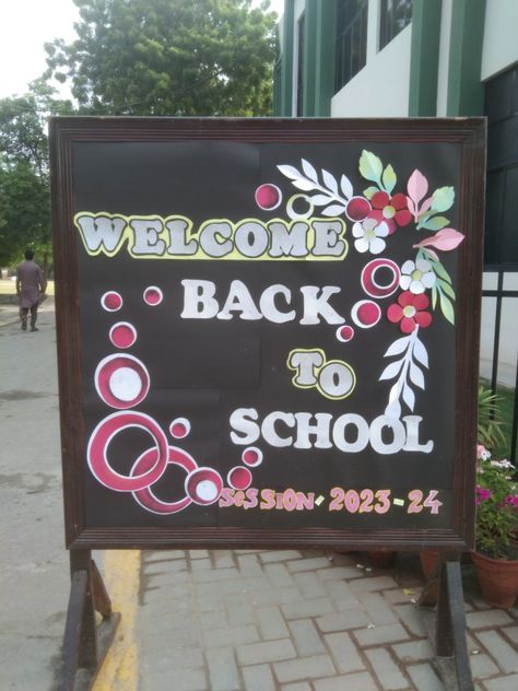 Welcome Border Design For School, White Board Decoration Ideas, School Chalkboard Art, Soft Board Decoration, Soft Board, Newspaper Crafts Diy, Blackboard Art, School Board Decoration, Art Classroom Decor