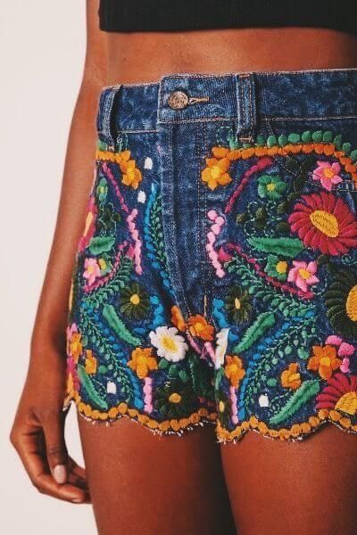 Mundo Hippie, Accessories 2020, Mode Hippie, Diy Vetement, Flower Shorts, Floral Jewellery, Cute Summer Outfits, Hippie Chic, Clothing Design