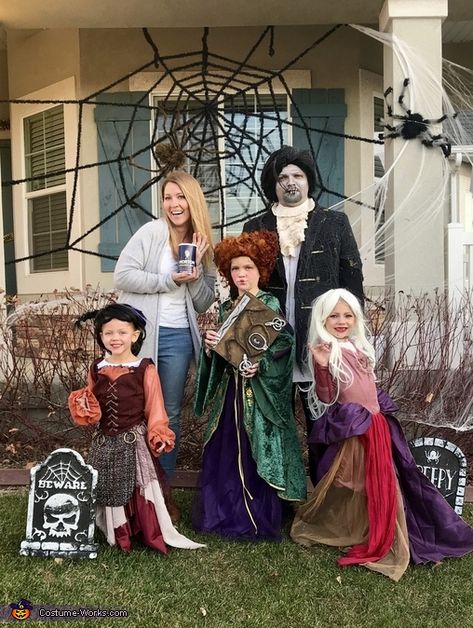 Hocus Pocus Family - 2017 Halloween Costume Contest Hocus Pocus Characters Costumes, Hocus Pocus Family Halloween Costumes, Hocus Pocus Face Paint, Hocus Pocus Book Costume, Hocus Pocus Group Costume, Hocus Pocus Family Costume, Diy Hocus Pocus Costume, Hocus Pocus Photoshoot, Halloween Campsite