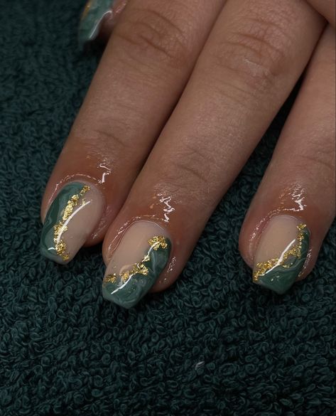 Hunter Green Nails Short, Wedding Nails Emerald Green And Gold, Green And Gold Nails Acrylic Short, Emerald Green Graduation Nails, Green And Gold Nail Inspo Acrylic, Emerald Green And Gold Nails Acrylic Almond, Dark Green And Gold Nail Ideas, Simple Christmas Nails Short Green, Formal Green Nails