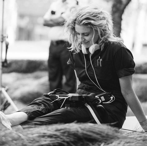 Greta Gerwig Behind The Scenes, Film Set Outfit, Women In Film Production, Barbie Behind The Scenes, Greta Gerwig Directing, Greta Gerwig Aesthetic, Screenwriting Aesthetic, Comedian Aesthetic, Woman Filmmaker