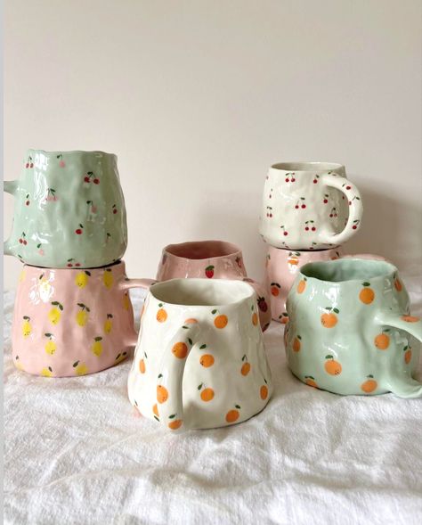 Paint A Mug Diy, Cup Decoration Ideas Coffee Mugs, Pottery Painting Mug Ideas Simple, Cute Painted Cups, Easy Ceramic Mug Ideas, Cute Painted Mugs Aesthetic, Cute Ceramics Mug, Pottery Painting Coffee Mugs, Fruit Ceramic Mug