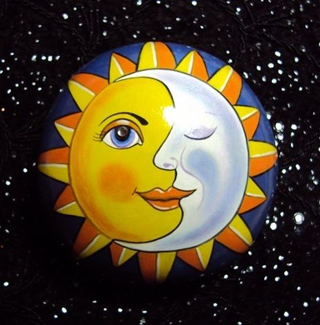 Sun and Moon Art Soleil, Frida Art, Art Pierre, Moon Rock, Painted Rocks Diy, Rock Painting Ideas Easy, Rock Painting Patterns, Moon Painting, Rock Decor