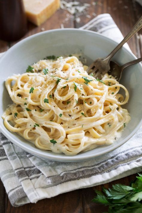 Best Alfredo Sauce - made with half milk and half cream so it's not too heavy, and includes plenty of parmesan for incredible flavor! So easy and seriously delicious! #alfredosauce #alfredo #fettuccinealfredo #dinner #pasta Pasta Alfredo Receta, Authentic Alfredo Sauce, Salsa Alfredo Receta, Vegan Fettuccine Alfredo, Classic Alfredo Sauce, Salsa Alfredo, Make Alfredo Sauce, Alfredo Sauce Recipe Easy, Alfredo Sauce Recipe Homemade