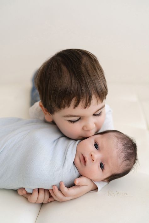 Newborn Sibling Pictures, Big Brother Pictures, Brother Pictures, Diy Newborn Photography, Natural Newborn Photography, Baby Boy Newborn Pictures, Newborn Photography Boy, Natural Light Studio, Baby Photoshoot Boy