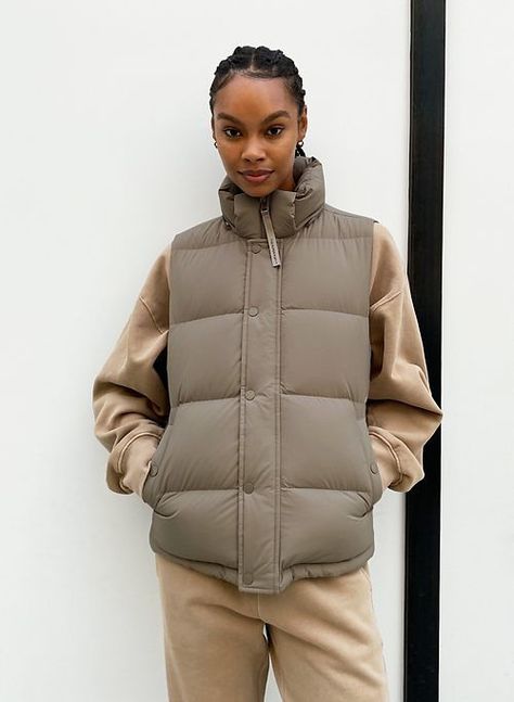 TNA The Super Puff Vest Super Puff Vest, Puffer Vest Fashion, Puffer Vest Outfit, Super Puff, Quilted Outerwear, Knitwear Trends, Puff Vest, Cutout Sweater, Vest Fashion