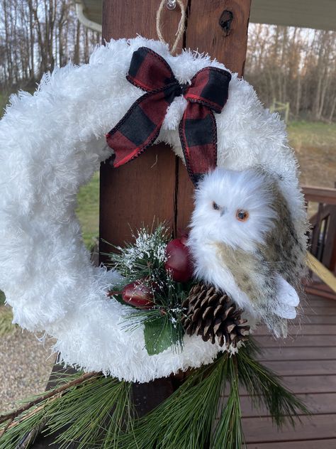 Owl Wreaths For Front Door, Christmas Owl Wreath, Snowman Wreaths, Plain Wreaths, Yarn Wreaths, Owl Wreath, Christmas Wreath Craft, Owl Wreaths, Elegant Christmas Decor