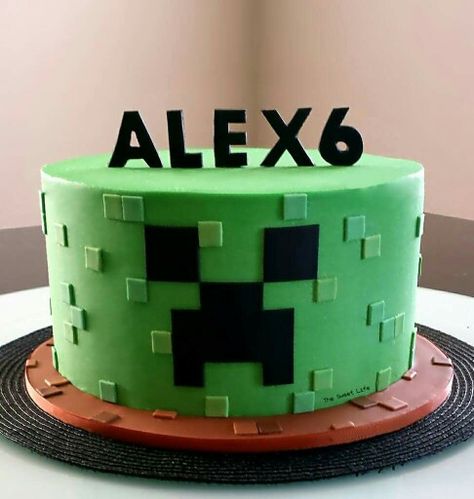 Minecraft Birthday Cake Simple, Minecraft Creeper Cake Ideas, Minecraft Smash Cake, Minecraft Creeper Birthday Cake, Small Minecraft Cake, Creeper Birthday Cake, Creeper Cake Minecraft, Creeper Minecraft Cake, Minecraft Cake Ideas Easy