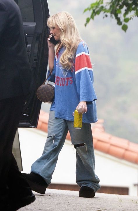 Sabrina Carpenter Street Style 2024, Sabrina Carpenter Paparazzi, Sabrina Carpenter Street Style, Sabrina Carpenter Birthday, Celebrity Fits, Bookworm Clothes, Sabrina Carpenter Style, Sabrina Carpenter Outfits, Alexa Demie