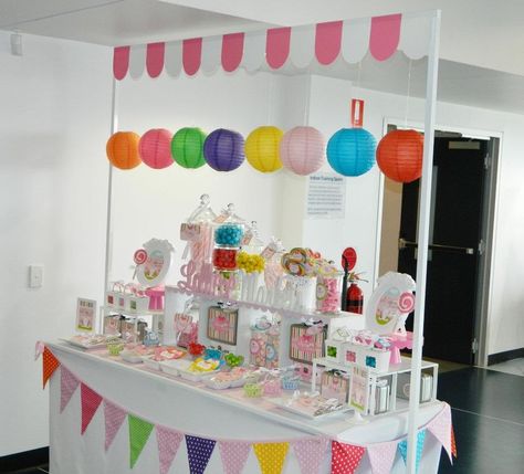 Chinamo para turno Ideas De Stand, Candy Booth, Stall Decorations, Diy Lemonade Stand, Market Vendor, Market Day Ideas, Diy Lemonade, Cake Stall, Stall Display