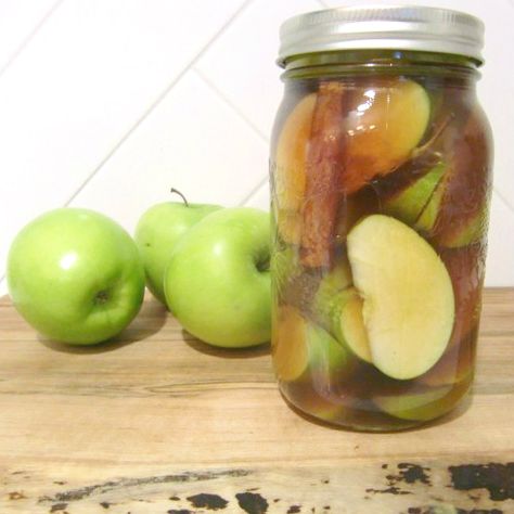 Apple Preserving, Pickled Apples Recipe, Pickled Apples, Pickled Fruit, Holiday Cheese, Quick Pickled, Homemade Apple Cider, Fermentation Recipes, Pickled Veggies