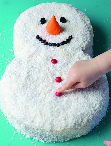 How to decorate a character cake. Frosty The Snowman - Step 10 Snowman Recipe, Snowman Recipes, Winter Torte, Snowman Cake, Coconut Cake Recipe, Christmas Cake Designs, Bowl Cake, Frosty The Snowman, Character Cakes