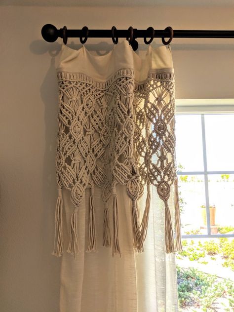 Modern Boho Curtains, Cortina Boho, Macrame Window Curtain, Cortinas Boho, Macrame Curtains, Slouchy Hat Pattern, Crochet Curtain Pattern, Macrame Wall Hanging Patterns, Bedroom Decor Cozy