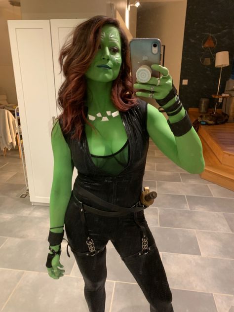 Mirror selfie of young woman painted green in a DIY Gamora costume Star Lord Costume Women, Star Lord And Gamora Costumes, Diy Gamora Costume For Women, Gamora And Starlord Costume, Gamora And Peter Costume, Guardian Of The Galaxy Costume, Gamora Costume Diy, Gamora Halloween Costume, Gamora Outfit