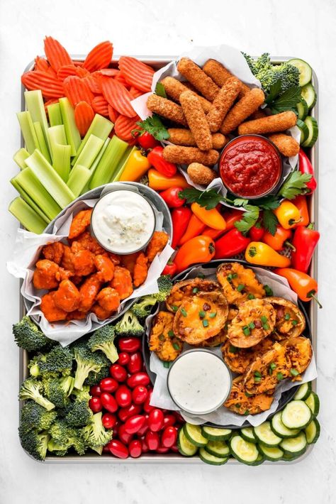 Snack Boards For Kids, Creative Charcuterie Boards, Snack Platters, Snack Boards, Tacos Mexicanos, Frozen Appetizers, Kreative Snacks, Super Sunday, Snack Platter