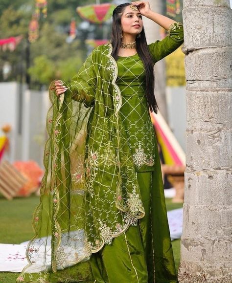 Simple Indian Suits, Suits Indian, Punjabi Models, Suit Green, Suits Punjabi, Beef Empanadas, Muslim Images, Newly Wed, Boutique Suits