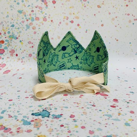 How To Make A Fabric Crown - Crafty Sewing Sew Kids Sewing Projects, Diy Birthday Crown, Baby Birthday Crown, Make A Crown, Crown Template, Selling Crafts, Fabric Crown, Felt Crown, Crown For Kids