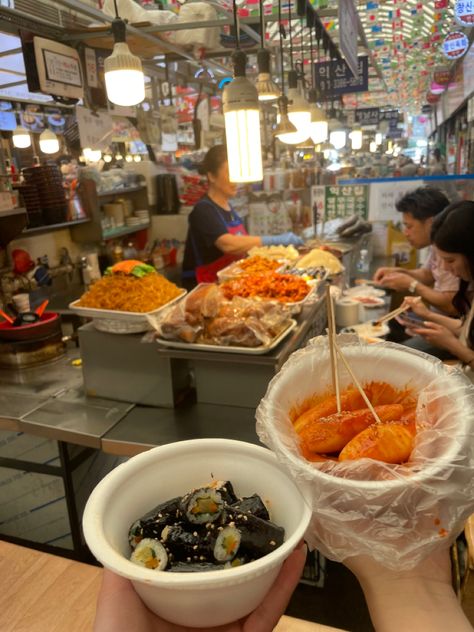 #streetfood #korean #koreanfood #gimbap #tteokbokki Korea Street Food, Korea Photography, Street Food Design, Food Stall Design, Thai Street Food Recipes, Korean Market, South Korea Photography, Street Food Market, Korean Chicken