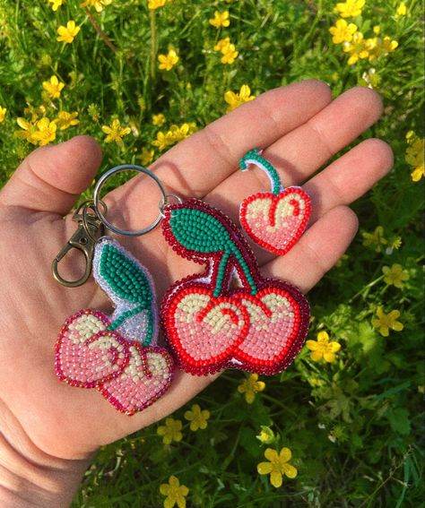 Native Beaded Keychains, Beaded Keychains Native American, Beaded Berries, Indigenous Beaded Earrings, Beaded Cherry, Beadwork Ideas, Tambour Beading, Beaded Work, Seed Bead Jewelry Patterns