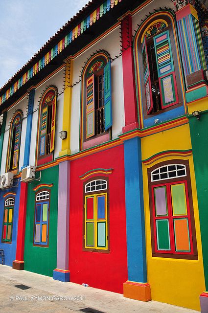 Little India à Singapour - #Singapour - http://worldwildbrice.net/ Little India Singapore, Colorful Places, Singapore Travel, Colourful Buildings, World Of Color, Color Of Life, House Painting, Laos, Beautiful World