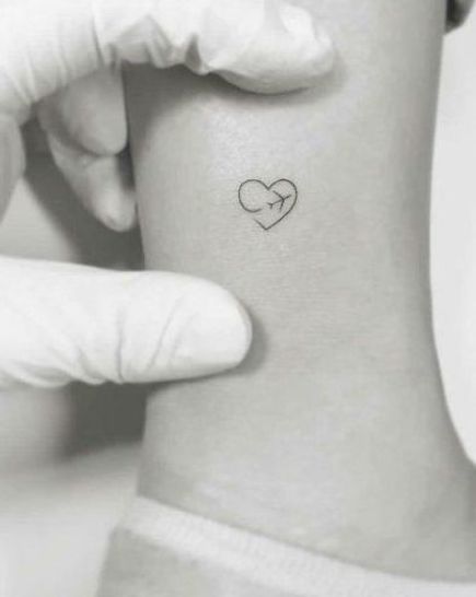 Travel Tattoo Heart 64+ Ideas #travel #tattoo Travel Tattoo Small, Paris Tattoo, Tattoo Diy, Airplane Tattoos, Herz Tattoo, Bff Tattoos, Friendship Tattoos, Cute Tiny Tattoos, Small Hand Tattoos