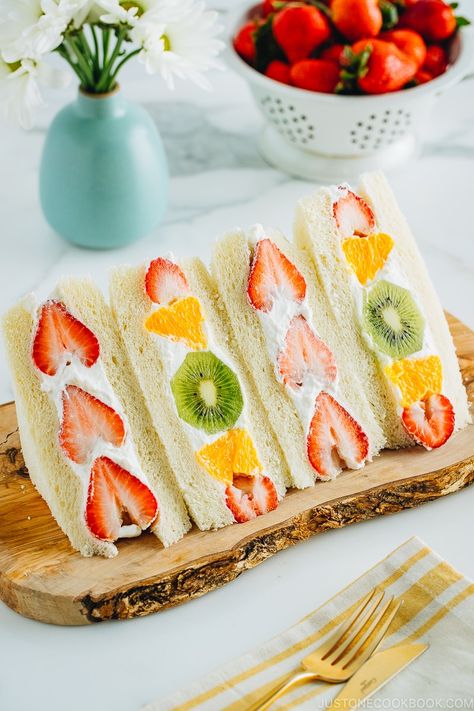 Japanese Fruit Sandwich, Fruit Sando, Japanese Sandwich, Japanese Fruit, Resep Sandwich, Tea Party Sandwiches, Japanese Milk Bread, Fruit Sandwich, Fruit Parfait