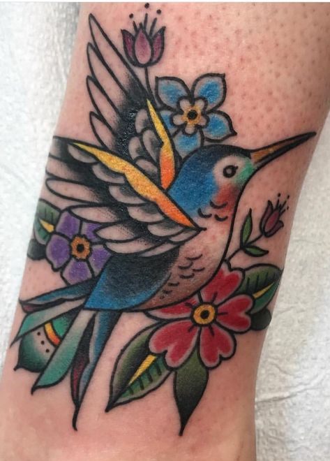 Traditional Hummingbird Tattoo, Traditional Hummingbird, Hummingbird Flower Tattoos, Tattoo Hummingbird, Tattoos Mandala, Tattoo Old School, Hummingbird Tattoo, Traditional Tattoo Art, Calf Tattoo