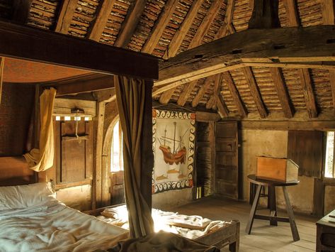 A bedroom in the 15th century Bayleat Farmhouse at the Wea… | Flickr - Photo Sharing! Medieval Bedroom, Casa Fantasy, Wattle And Daub, Medieval Furniture, Luxury Bedroom Furniture, Medieval Houses, Hakone, Up House, Elegant Home Decor