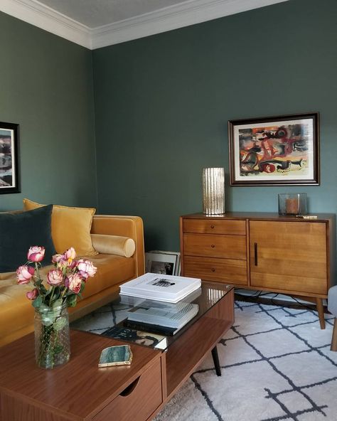 Midcentury Victorian Living Rooms, 1960s Inspired Living Room, 1950s Style Living Room, Mid Century Green Living Room, Mid Mod Interior Design, 50s Interior Design Living Rooms, 50s Inspired Living Room, Mid Century Victorian Living Room, 50s Living Room Vintage