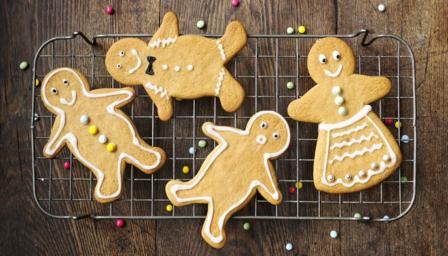 Easy Gingerbread Recipe, Seasonal Cakes, Gingerbread Man Recipe, Homemade Christmas Presents, Cooking Photography, Bake Recipes, Bbc Food, Gingerbread Recipe, Food Backgrounds