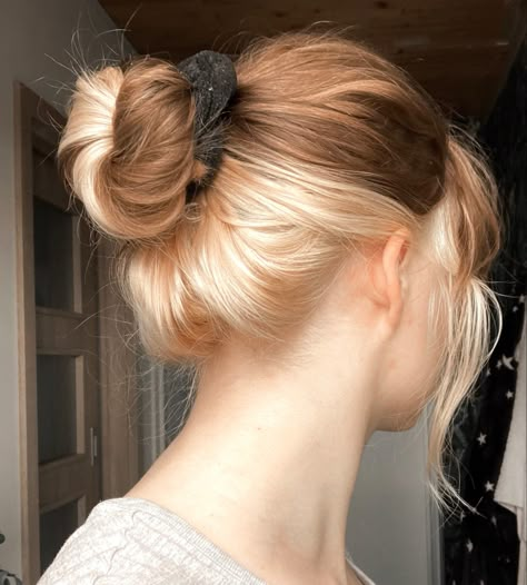 under layer white ginger blonde aesthetic bun girl Blonde Highlights Short Hair, Highlights Short Hair, Olivia Hair, Under Hair Dye, Bayalage Hair, Silver Ombre Hair, Hair With Straightener, Short Stacked Hair, Short Textured Hair