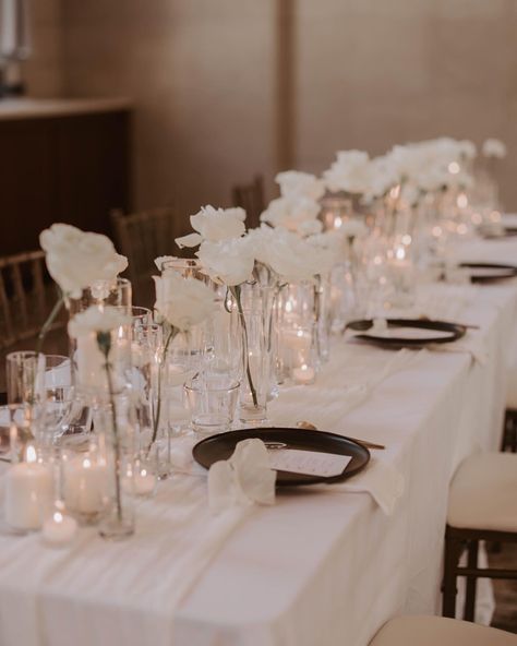 White Flowers Dinner Table, Table Cloth Colors For Weddings, Plates Wedding Reception, Bed Vases Wedding, Modern Romantic Wedding Table Settings, Romantic Rehearsal Dinner Decor, Monochromatic White Wedding, White Rose Head Table Wedding, No Floral Tablescape