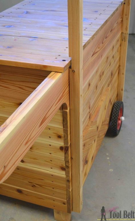 Build the cutest Lemonade Stand on the block and it's even on wheels!  This lemonade cart would be so cute for an outdoor wedding or party, free plans. Lemonade Cart, Kids Lemonade Stands, Vendor Cart, Diy Lemonade Stand, Kids Lemonade, Diy Lemonade, Wood Cart, Stand Feria, Vegetable Stand