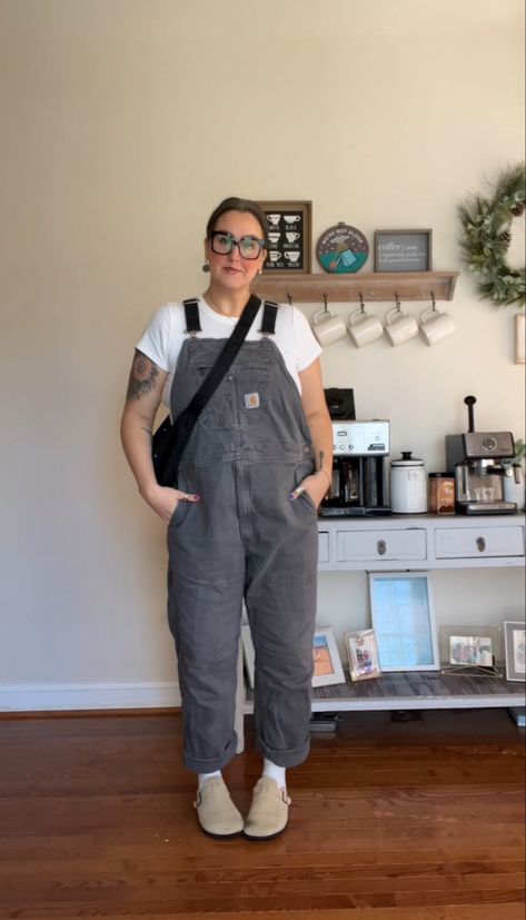 Boston clogs, carhartt, baggu crescent bag Overalls Outfit Carhartt, Carhartt Dungarees Outfit, Style Boston Clogs, Carhartt Overalls Women Outfit, Baggu Crescent Bag Outfit, Carhartt Overalls Women, Carhartt Overalls Outfit, Baggu Crescent Bag, Baggu Crescent