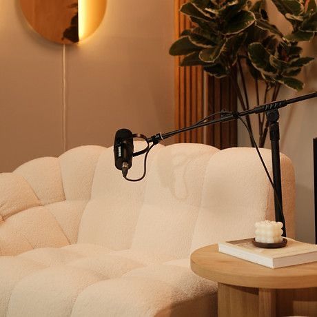 Podcast Backgrounds Ideas, Podcast Stage Design, Podcast Aesthetic Background, Professional Podcast Studio, Podcast Corner Ideas, Youtube Room Setup Background, Podcast Recording Studio Aesthetic, Office Podcast Studio, Podcast Room Aesthetic