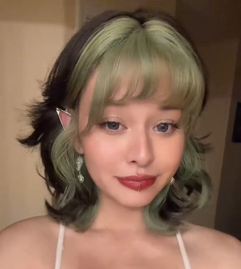 Hair Bangs Color Ideas, Short Hair With Money Piece Bangs, Blond Hair With Green Highlights, Dyed Fringe Bangs, Halo Dyed Hair With Bangs, Aesthetic Hair Dye Ideas For Brunettes, Green Bangs Brown Hair, Dusty Green Hair, Short Hair With Bangs Dyed