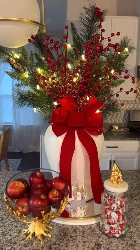 Christmas Decoration Storage, Glam Christmas Decor, Decoration Storage, Red Christmas Decor, Cozy Christmas Decor, White Christmas Ornaments, Christmas Candle Decorations, Centerpieces Diy, Christmas Centerpieces Diy