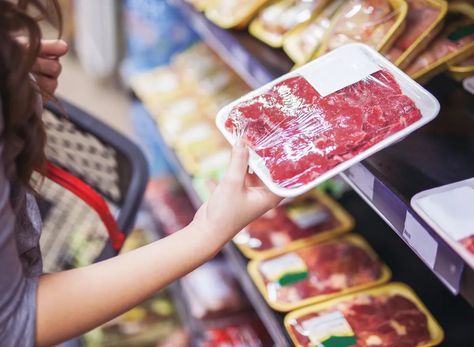 From price to color to elasticity, experts weigh in on what to look for when you're buying meat at the grocery store. Healthy Frozen Meals, Prime Beef, Canned Meat, Frozen Meat, Frozen Meals, Food Market, Food Quality, Food Safety, Frozen Food